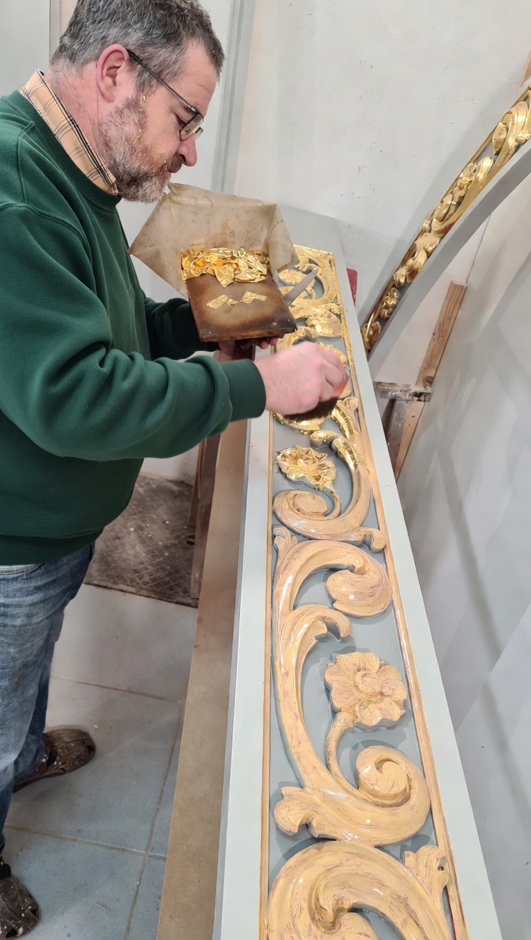 Processo de criação de arte sacra no Atelier Aurum